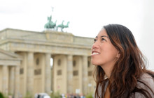 Deutschland, Berlin, Junge Touristin Am Brandenburger Tor