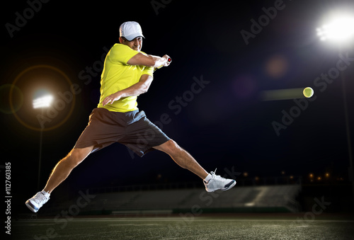 Zdjęcie XXL Gracz w tenisa w nocy