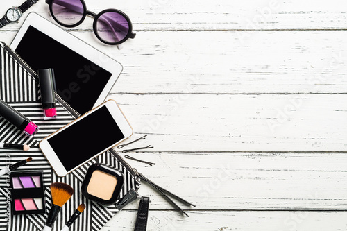 Fotografía Overhead view of essential beauty items, Top view of cosmetics a