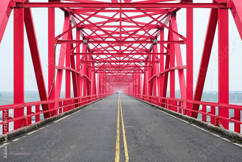 Fotomural Simétrica construcción de la estructura de acero rojo de puente y carretera en X