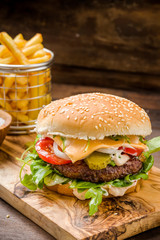 Wall Mural - Burger mit Pommes auf Holz