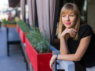  woman in cafe