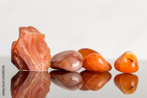 Fotografie, Obraz Karneol rot, getrommelt und rohstein, spiegelungen
