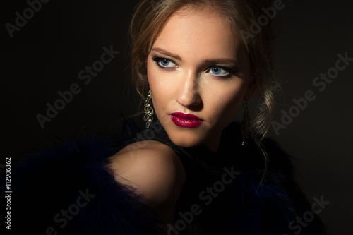 Fotografía Close-up portrait of gorgeous blonde young woman in celebrity style with perfect make up and hair style