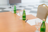 Fototapeta  - Stół z napojami i kartkami do notowania przygotowany na spotkanie biznesowe