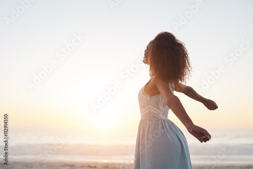 Fotomural She loves the freedom of the beach at sunset