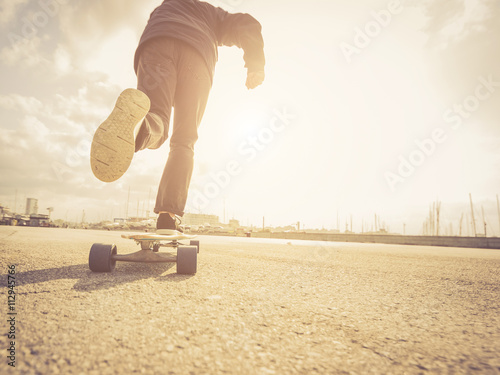 Fotografie, Obraz Pohodě street skateboardista v městském scéně.