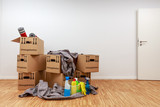Fototapeta Na drzwi - Wohnung nach Einzug mit vollgepackten Umzugskartons