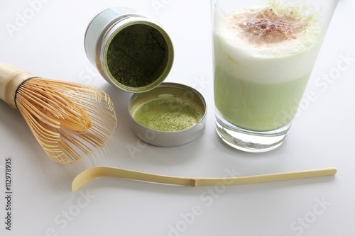 Matcha Tee, Pulver, Löffel und Besen - kaufen Sie dieses ...