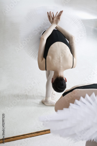 A ballet dancer practicing in front of a mirror Plakát