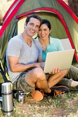 Poster - Couple smiling and holding a laptop