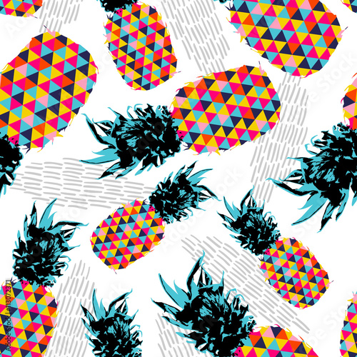letni-wzor-z-ananasami-utworzonymi-z-kolorowych-trojkatow-retro