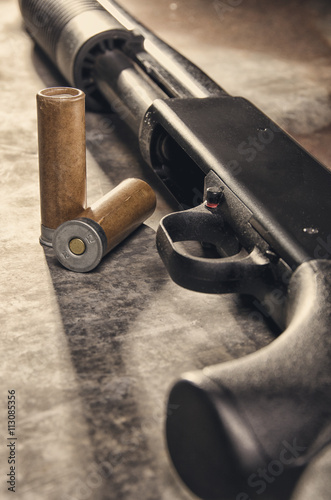 Fotografía Weapon. Shotgun concept. Black shotgun and ammunition.