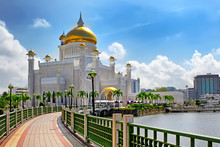 Sultan Omar Ali Saifuddin Mosque In Bandar Seri Begawan Brunei