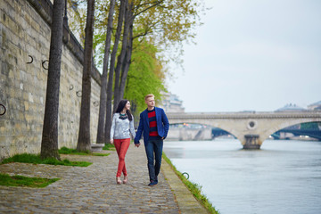 Wall Mural - Romantic couple in Paris near the Seine