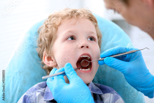 Fotografía Primer plano de un niño que hace sus dientes examinados por un dentista