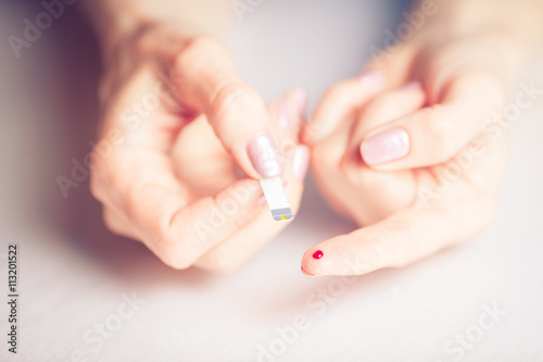 Fotografía people concept - close up of female finger with blood drop and t