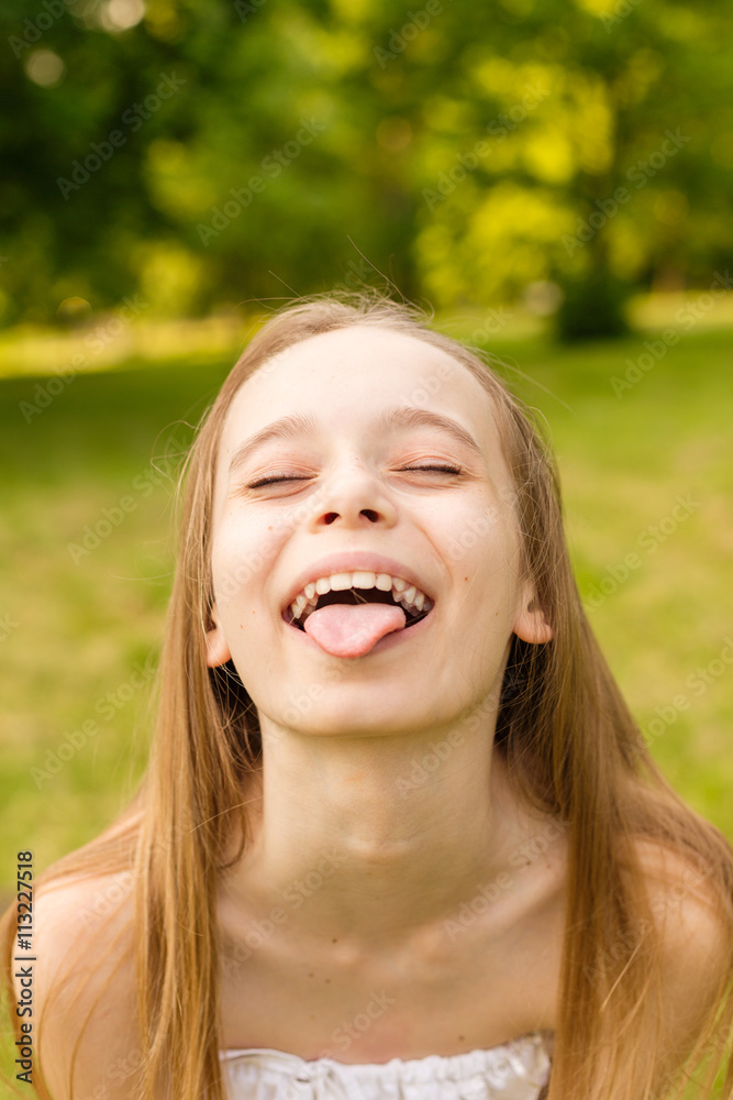 beautiful little girl tongue" Outdoors portrait of beautiful young girl showing tongue. の Stock フォト |  Adobe Stock