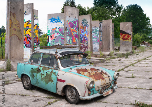 Fotografía trabant vor graffitiwand