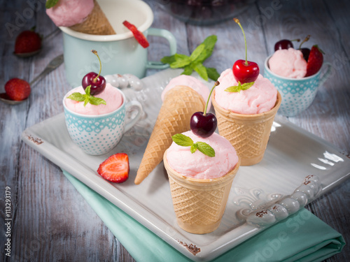Obraz Dibond lody truskawkowe