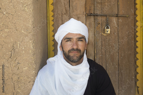Obraz Dibond Bereberowy mężczyzna przy ścianie Adobe. Ben Haddou, Maroko.