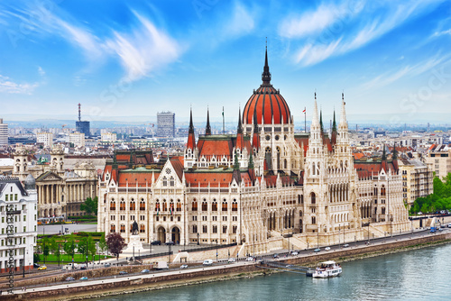 Obraz Dibond Węgierski parlament w ciągu dnia. Budapeszt. Widok ze Starego Rybaka