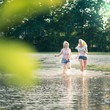 Zwei junge Frauen laufen am See