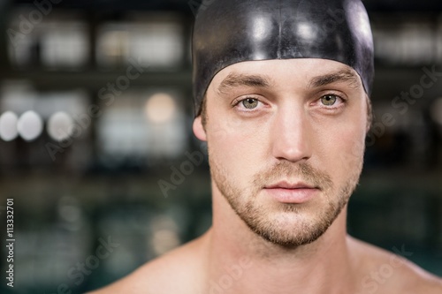 Fotografía Retrato de nadador de pie junto a la piscina