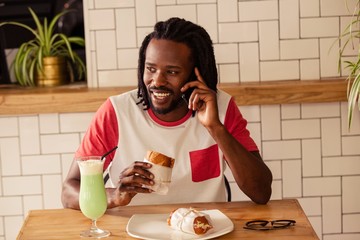 Poster - Portrait of hipster man on the phone while eating