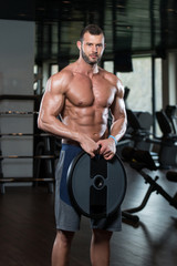  Fit Man Holding Weights In Hand