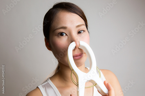洗濯バサミで鼻を挟む女性 Stock Photo Adobe Stock