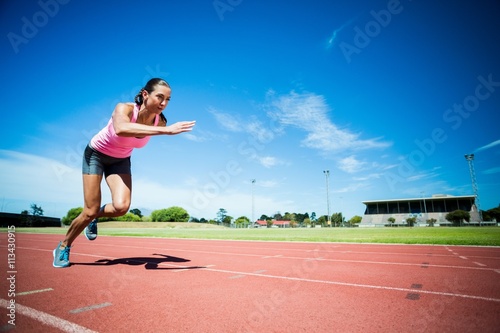 Fotografía Female athlete running on the running track