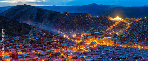 Fotografía Panorama top view night scene at Larung gar (Buddhist Academy) in Sichuan, China