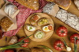 Fototapeta Kuchnia - Kanapki zrobione z pełnoziarnistego chleba, jajek, sera, pomidorów, ogórków i szczypiorku