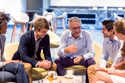 Fotomural Business people having a discussion in cafeteria