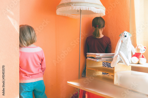 Fotografía punishment for children to stand in corner.
