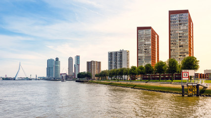 Fototapete - Erasmusbrücke und Skyline von Rotterdam, Holland