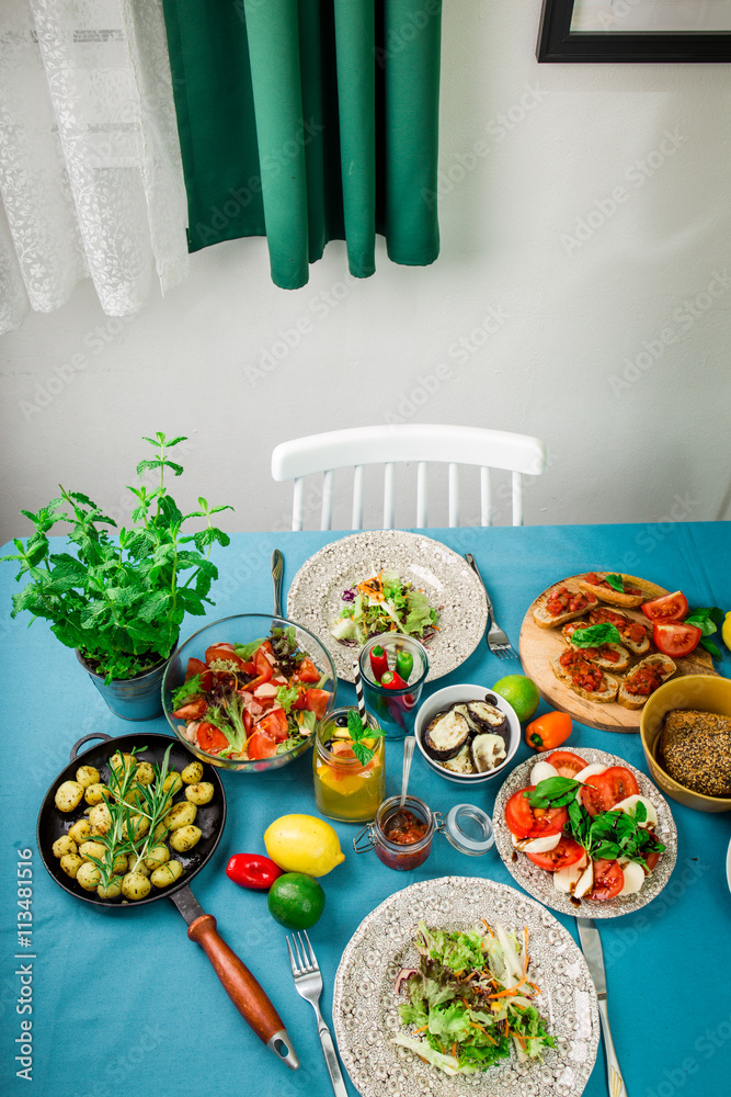 Schön gedeckter Tisch mit leckerem Essen aus einer Luftaufnahme Stock Photo