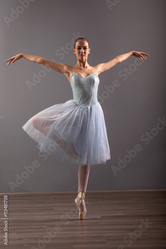 Fotografia beautiful ballerina in point technique,posing