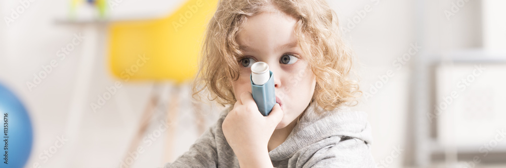 Asthma medicine inhaler - obrazy, fototapety, plakaty 