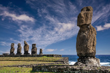 Große Moai Statue Im Vordergrund Vor Einer Ahu Zeremonialplattform Mit Vier Moai Skulpturen Auf Der Osterinsel.