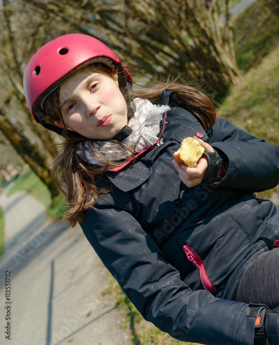 Fototapeta na drzwi i meble preteen w rolkowym kasku, zjedz jabłko