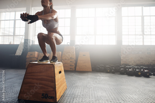 Cuadros en Lienzo Fitness mujer haciendo ejercicios cuadro de salto en el gimnasio de crossfit