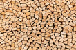 Ordentlich aufgeschichteter Holzstapel, Kaminholz, Brennholz, Rohstoff, Holzmiete, Brennwert