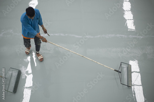 Fotografía Una solicitud de trabajador de piso epóxico