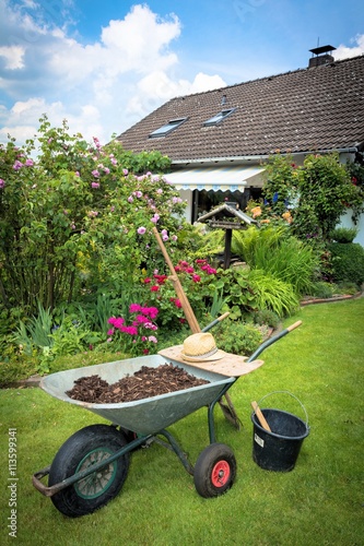 Schubkarre Mit Rindenmulch Im Garten Buy This Stock Photo And