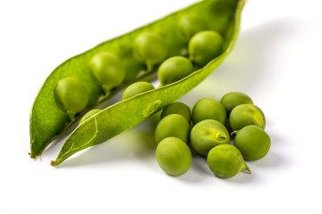 Wall Mural - fresh green peas isolated on a white background..