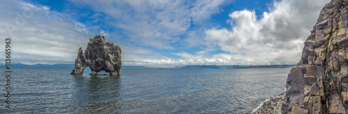 Fototapeta na szkło Panorama Hvitserkur, formacja skalna w fiordu Hunafjordur, Islandia