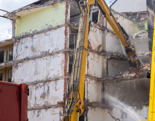 Dismantling of housecrashing by machinery