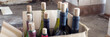 Staubige Weinflaschen im Pappkarton